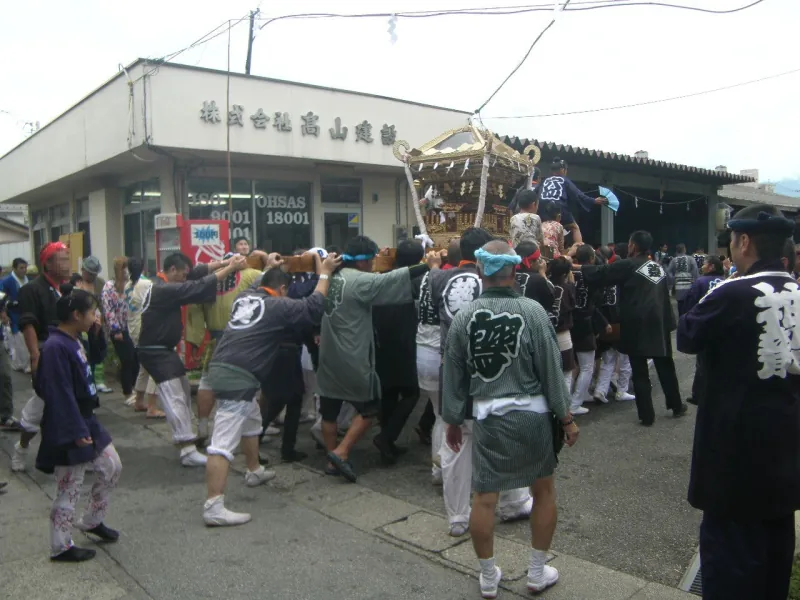 原山神社祭典に参加する様子