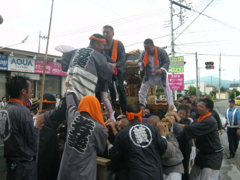 原山神社祭典で地域の方々と交流する様子